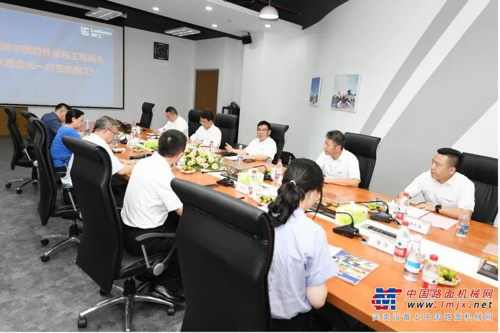 房秋晨会长试驾了柳工小型挖掘机，对柳工设备的可靠性及灵活性给予了高度评价。