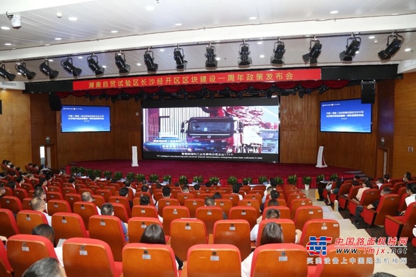 携手长沙经开区，山河智能探索工程机械二手设备出口