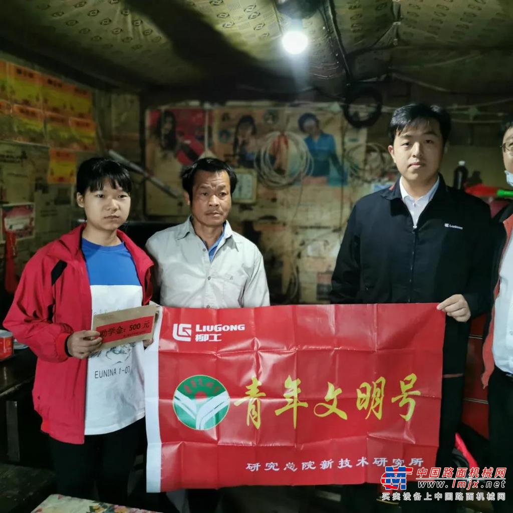 搭建平台，促进青年成长
