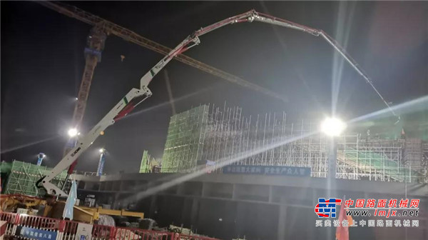 重庆龙兴足球场是重庆市打造的首座大型专业足球场，也是国内在建的规模最大的足球场之一。该足球场除了承办2023年足球亚洲杯以外，还将引进各类国内外赛事。