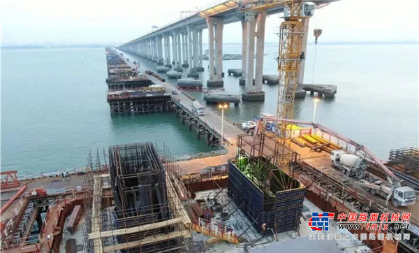 据悉，泉州湾跨海大桥为福厦高铁全线重点控制性工程，大桥全长20.287公里，海上桥梁长8.96公里，是国内首座跨海高速铁路桥，也是世界上首座行车速度超过300公里/小时的大跨度跨海斜拉铁路桥。