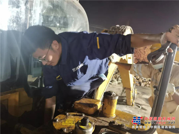 	大雨过后泥泞的道路高低不平，蜥蜴成群结队穿梭在路边的草丛，闷热潮湿的板房内随处可见老鼠、蟑螂的身影，远处还传来阵阵机器轰鸣声。初踏上这片陌生的土地时，郭可就被眼前这原始、荒凉、落后的场景震惊了，第一次出国的他从未见过如此景象。