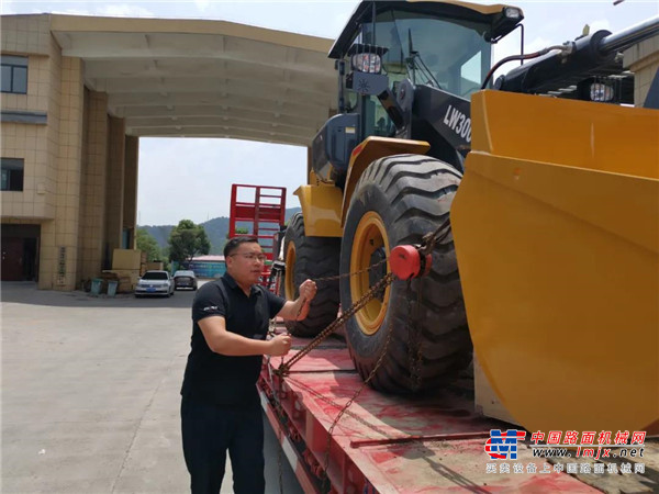 	刚加入徐工营销战队时，朱旭峰一边努力学习装载机产品知识，一边跟着前辈拜访客户、洽谈合作。在吃了几次“闭门羹”后，朱旭峰深刻意识到，市场营销不是单纯靠着产品和拜访就行得通的，更需要深入地研究和学习。
