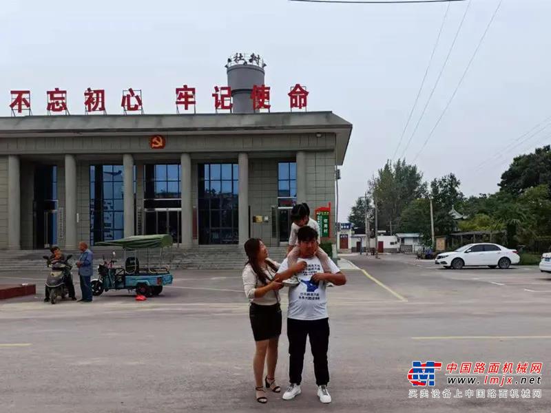 	舒乔丽的妈妈是一名塔吊司机，在好奇心的趋势下，她去了妈妈工作的工地，看见别的塔吊司机一个接一个动作操作着塔吊，她心里萌生了一个大胆的想法：别人能做的，我为什么不行？