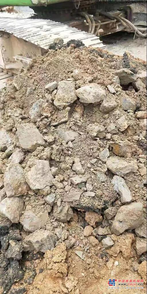 该项目属于泉州高铁站扩建工程，毗邻正在运营的高铁站，每日往来高铁班次较多，要求施工过程中不能对高铁运营产生任何影响。同时施工设备要求高度不能超过11米，桩径1米。现场施工地层为回填塘渣，回填地层地质情况比较复杂，有较大回填石块，粒径20~200mm不等，个别存在较大石块，并且回填深度在0~8米不等，属于易塌孔地层。施工过程中不能对周边地层形成扰动，以免影响高铁正常运营，所需设备要满足较强动力及入岩能力，施工难度极大。泰信KR300ES旋挖钻机最大钻孔深度35米，施工高度10米，最大施工直径2米，动力头扭矩320kN.m。解决了工程施工中遇到的空间小、桩径大、深度深、扭矩大且能入岩等难题，能够在兼顾较低的施工高度和超深的施工深度条件下，完成大口径入岩施工。