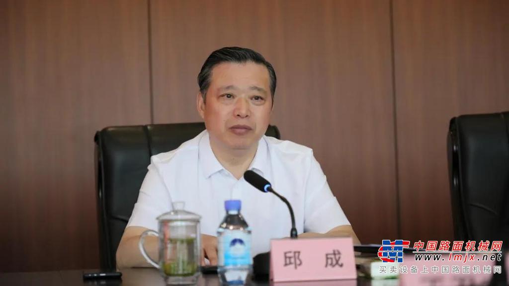 行至徐工汽车智能制造基地，罗东海深入介绍了近年来的行业发展趋势以及“十四五”规划布局。