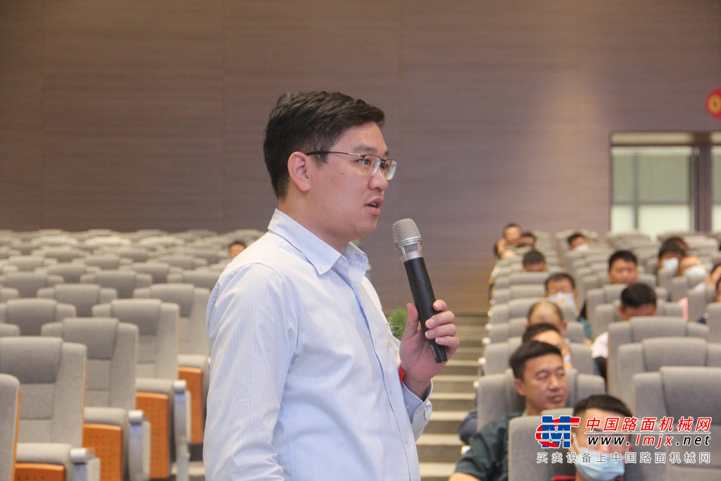 	山推工程机械股份有限公司党委书记、总经理张民在致辞时表示，在国家“碳达峰、碳中和”的战略规划下，山推股份此次发布的LE59-X2纯电装载机为山推的第三代电装产品，就是在之前LE56-X、LE56-X2的基础上，不断改善，厚积薄发产出的新产品。不仅助力山推掌握新能源工程机械完整的技术路线，而且在整车动力管理、三电匹配、整车散热管理、整车控制及测试方面的技术已经达到国内领先水平。