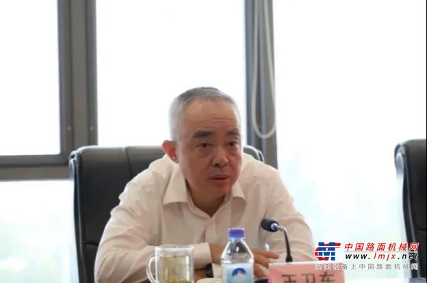 	罗东海指出，近年来，重卡行业遭遇了近十几年来未有之大变革，然而变革孕育生机，徐工汽车有信心达成年度营收目标。