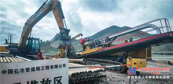 	与青藏公路并行