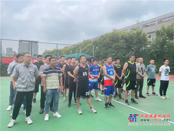 比赛中，运动员们充分展示自我，在不断的攻防转位、携手合作中，博得球迷们的阵阵喝彩声和欢呼声。队员们表现出来的“团结向上、拼搏进取”的体育精神，充分彰显出西筑青年的青春活力，让我们以饱满的热情、健康的体魄为公司早日实现“绿色道路建设与养护装备一流的制造服务商”奋斗目标而不懈努力。