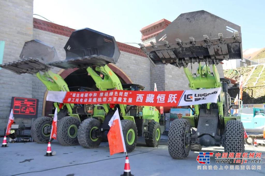 此外，柳工还为客户提供7x24小时技术指导、专业人员驻点服务、充足配件储备，保障设备高效作业，免除客户后顾之忧。该客户与柳工的首次合作，将成为柳工乃至中国工程机械品牌在拉美矿山的又一成功案例，大力推动当地采矿和采石行业发展。