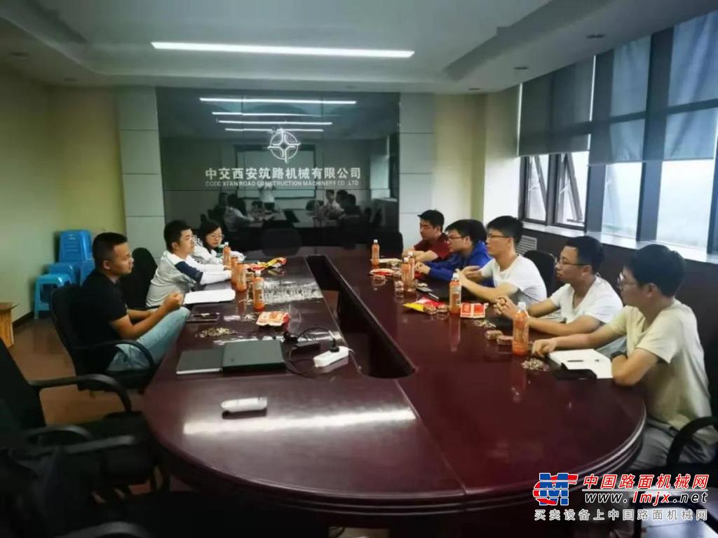 机加工段进行工伤安全应急演练。为全面检验机加工段在发生机械伤害事件时应急预案的真实性、可靠性，根据公司安全环保质量处等相关要求，机加工段近日在车工组现场举行了突发机械伤害应急事故演练，演练的主要内容为车工在生产过程中由于违章操作而发生机械伤害事故的应急处理。事故发生后，受害人当即向周围呼救。受害人前方工位操作人员听到呼救后立即将事故设备切断电源，并告知班组长，班组长观察现场向立即向机加工段段长汇报。并电话向公司相关领导汇报，同时启动应急预案，现场展开救援，并向财务处申请应急经费。演练共耗时27分钟，响应迅速，针对性强，警示作用大，流程规范。充分验证了工段应急小组对突发事件的响应和处理速度。