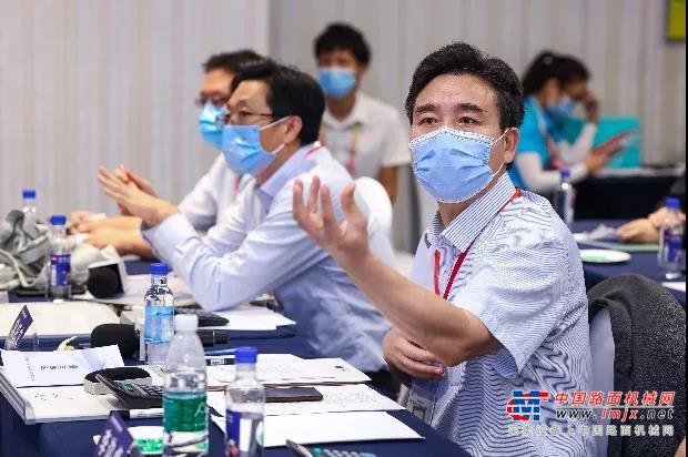 山河智能 “液压混合动力挖掘机”项目从1199个参赛项目中脱颖而出，挺进总决赛，获得本次大赛“绿色循环”赛道的优秀项目奖。