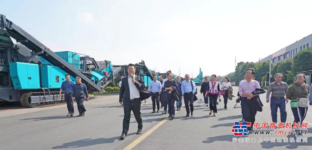 △湖南省矿业协会第一届会长叶常富在大会上致开幕词。