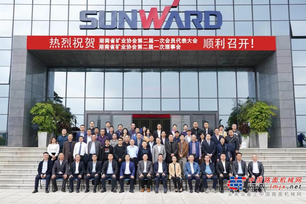 △中国矿业联合会原专职副会长、秘书长刘玉强在大会上致辞。