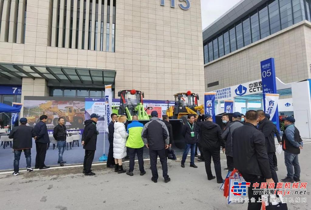 习近平总书记提出：“能源产业要继续发展，否则不足以支撑国家现代化。煤炭能源发展要转化升级，走绿色低碳发展的道路。”绿色开采是新型煤炭工业发展的方向，是构建人与自然和谐共生的新型能源供给体系的优先选项。柳工856E-MAX电动装载机助力煤炭行业低碳节能发展，实现绿色转型。在煤矿装卸、洗选原煤、物流中转、煤炭消费端装卸等作业中，856E-MAX电动装载机发挥着它的绿色能量。