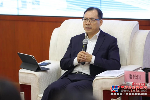 三一智能制造研究院院长董明楷向大家介绍，三一桩机工厂将5G、人工智能、工业互联网与工业技术深度融合，实现了多品种、小批量的柔性制造和全方位的智能制造。