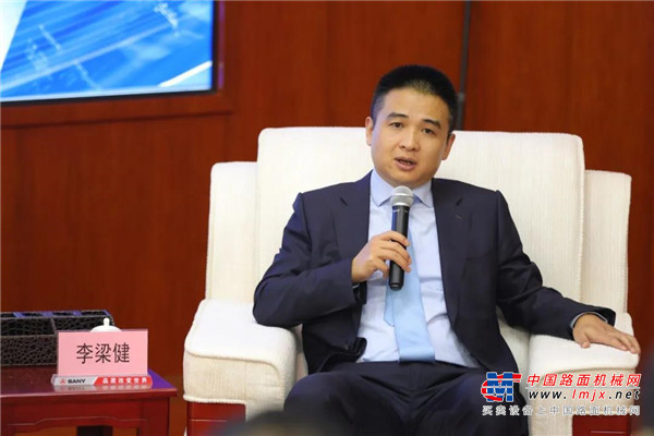 外媒记者们边走边看边问，详细了解三一桩机灯塔工厂的先进之处，时不时点头表示赞许，被中国智能制造的鲜活案例所震撼，并认真记录所见所闻，为后续报道积累素材。