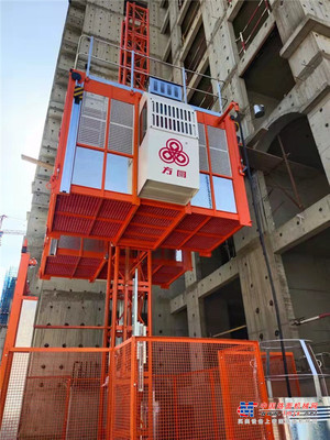 方圆施工升降机群落户内蒙古某工程项目