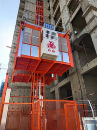 方圆施工升降机群落户内蒙古某工程项目