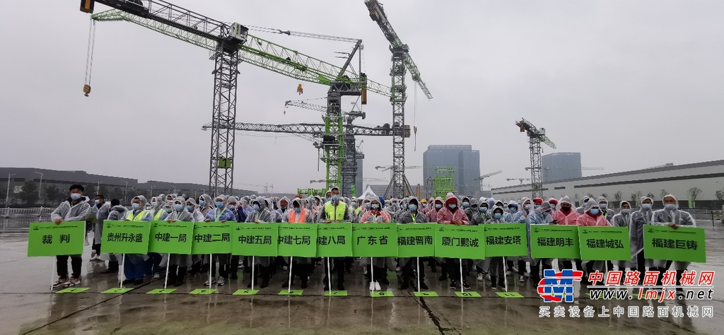 	常德市人民政府副市长汤祚国，湖南省住房和城乡建设厅二级巡视员吴启旺，竞赛组委会副主任委员、中国建筑业协会建筑安全与机械分会会长王力争，中联重科股份有限公司副总裁、中联重科建筑起重机械公司总经理唐少芳致辞。竞赛组委会副主任委员、中国建筑业协会副秘书长王秀兰宣布大赛开启。