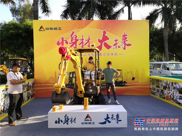 山东临工的四款产品完美继承了山东临工和沃尔沃的优秀基因，节能环保、可靠舒适、操作灵活，广泛适用于农田建设、城市改造等工况。其中，ER620H是山东临工全新设计的一款多工况小型无尾挖掘机，其超高的颜值，良好的操控性能得到了与会嘉宾的关注，现场成交5台。