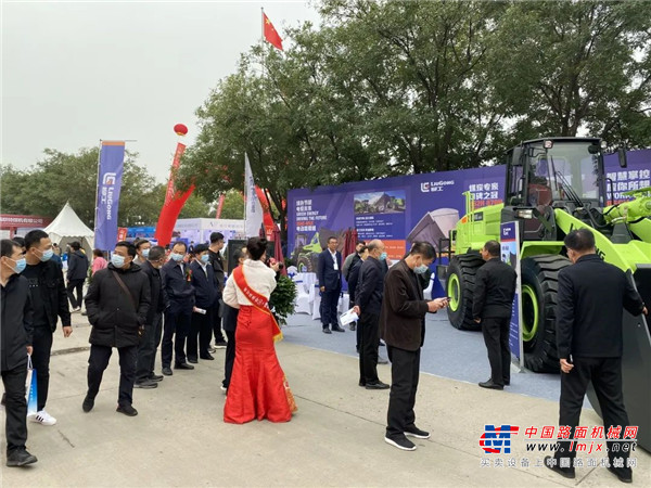展会现场，柳工856E-MAX电动装载机成为了全场瞩目的焦点，它一改人们对工程机械产品“能耗高、排放大”、“冒黑烟”、“笨重”、“粗线条”的固有印象，尽显柳工全新一代电驱动设备的节能、安全、舒适、高效、智能风范。