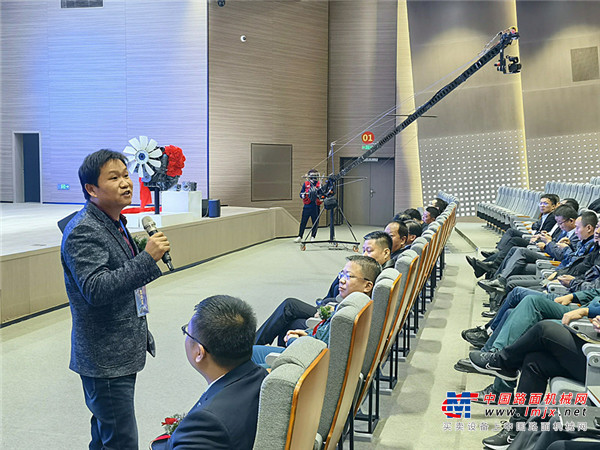 	全新发布的山推C3系列推土机产品是在上一代产品基础上的全新升级，传承了推土机卓越品质，由内至外焕然新生。具有性能可靠、作业效率高、工况适用广、维保便利、操作智能、驾乘舒适等核心竞争力，针对不同施工工况，可分为加长版、超湿地版、环卫版、沙漠版、岩石版、森林版、煤炭版等。