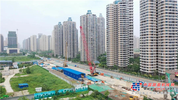 四新南路站最难的施工点是地下连续墙钢筋笼的吊装，要想“搞定”这个庞大的家伙，就必须使用靠谱的履带起重机。徐州通旺工程设备安装有限公司总经理陶松华说：“施工方在选择起重设备时非常慎重，要求起重能力强，能覆盖钢筋笼、钢结构等典型工况，经过考量，最终看准了这台SCC3500A-6。”