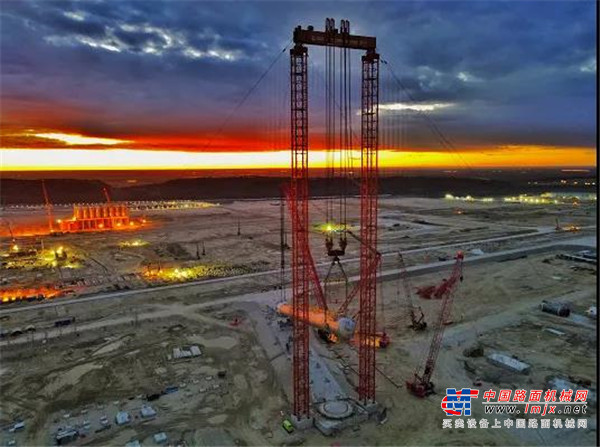 至此，徐工已为含“第一高塔”在内的8台大型设备成功就位提供有力支持，俄罗斯AGCC乙烯项目建设驶入快车道。