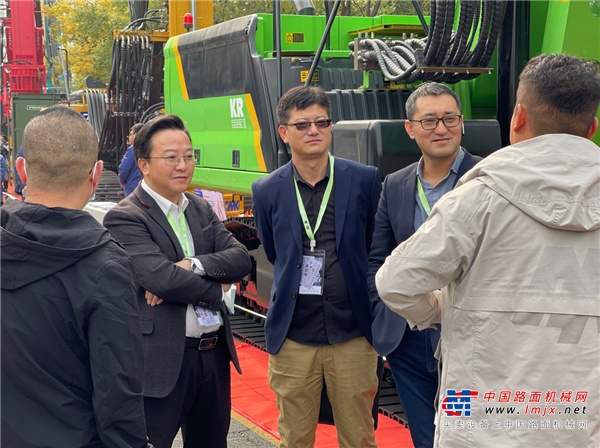 中国建筑科学研究院地基基础研究所高文生所长与江苏泰信董事长辛鹏先生、总经理肖华安先生合影留念