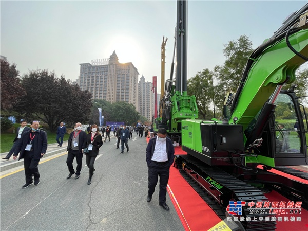 中国建筑科学研究院地基基础研究所高文生所长及各行业专家与江苏泰信高层合影留念
