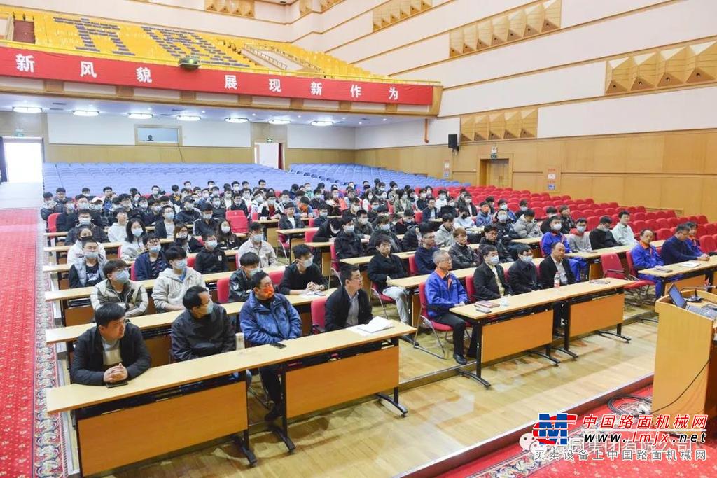 	方圆集团成机生产企业技术总工分别介绍了系列主导产品的发展史、产品结构、性能特征和应用案例。