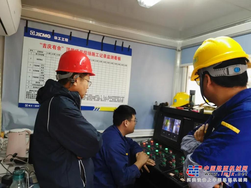 跟随徐工顶管机进场的还有徐工技术、工法、服务组成的技术支持团队，从产品选型到配备服务团队均是优中选优，以中坚力量为项目提供最强保障。