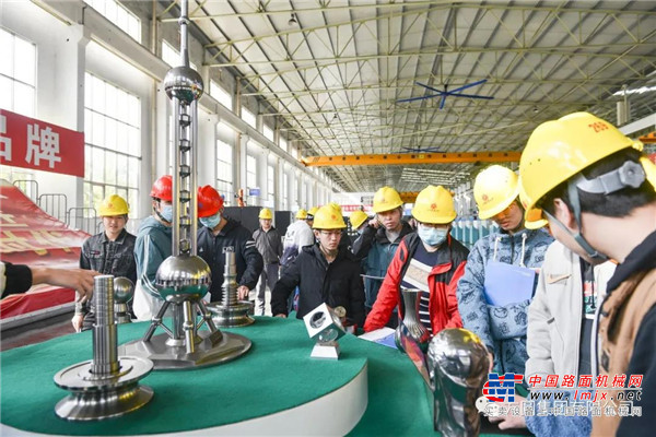 山东建筑大学带队老师致辞，表达了对方圆集团的感谢，感谢方圆集团给予学校的大力支持，同时殷切希望全体实习学生怀抱感恩之心，热情投入，领悟真谛，铭记在方圆集团的所学所得，为社会作出积极贡献。