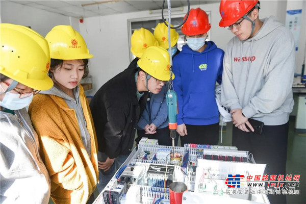 前来实习的学生代表发言，表示将严格遵守企业各项规定，把“安全第一”铭记于心，虚心求教，学以致用，把在方圆集团学到的知识运用到今后的学习工作实践中。