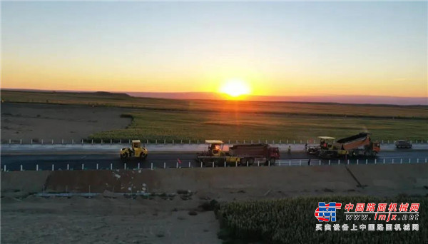 寶馬格助力新疆首條沙漠高速公路建設