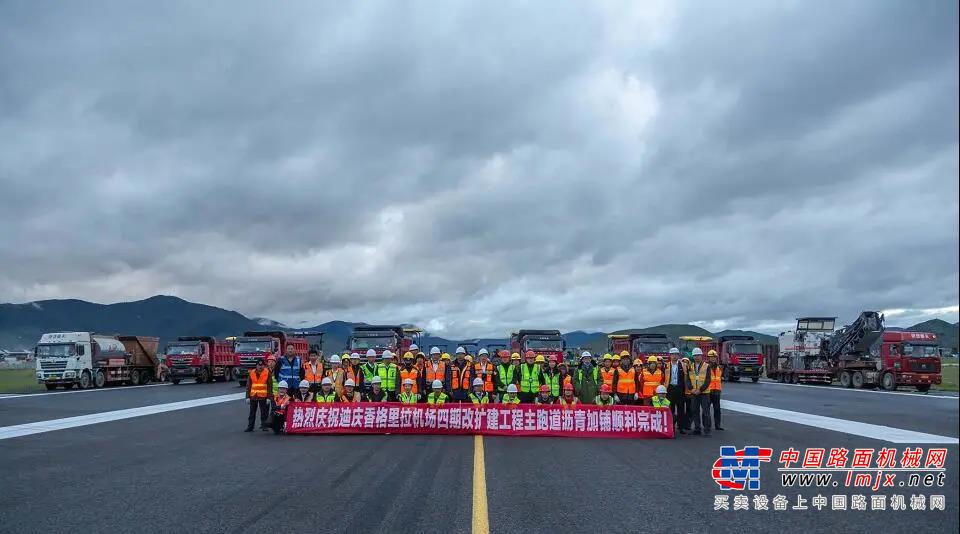 	机场道路不停航施工时间紧、任务重，起步就是冲刺，这是一场跟时间赛跑的战斗，期间还要克服施工技术要求高、安全运行保障难度大等多重压力，在3台玛连尼沥青搅拌站和公司各项施工设备的支持下，四川场道提前3天顺利完成了跑道原道面修复、全跑道沥青混凝土道面加铺、助航灯光系统升级改造等工程项目。