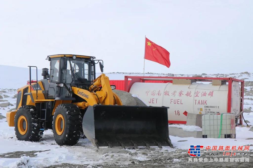 因为好奇雪龙号而落单的帝企鹅