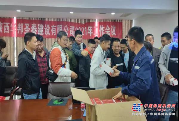 交流会上，首先由柳工无锡路面机械有限公司驻西安办事处郑晓光对柳工路机的产品知识及施工工艺进行了详细的介绍，图文并茂的介绍结合丰富的施工案例，让参会的一线设备操作手加深了对柳工路机产品的特点和施工工艺的认识。