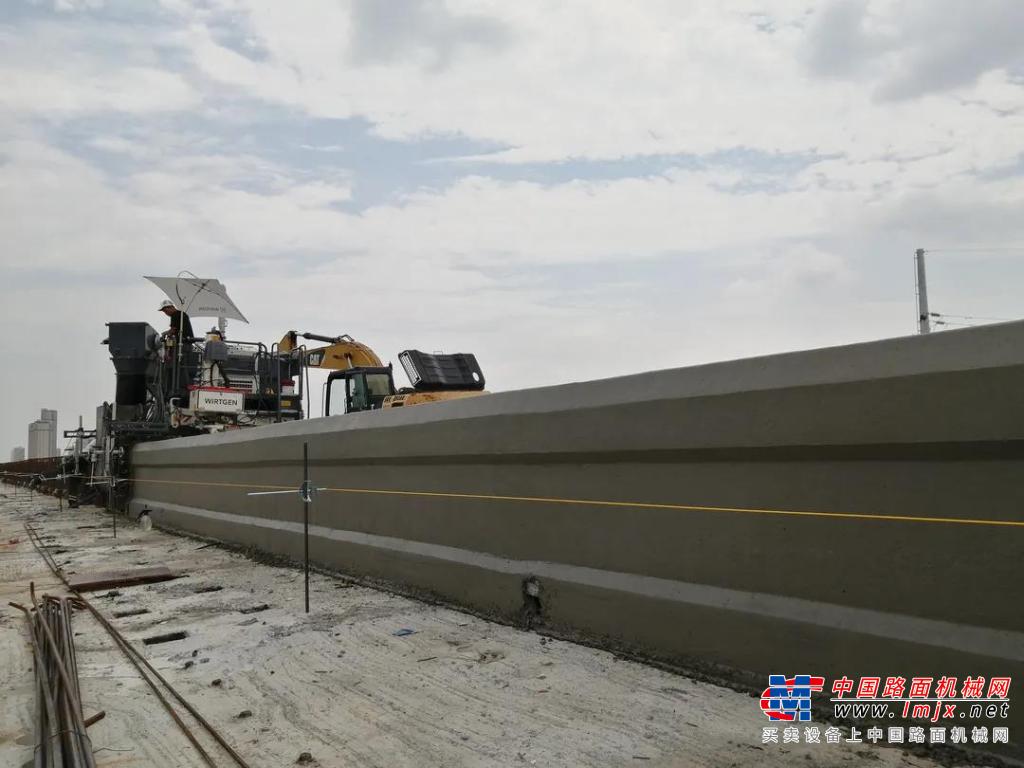 工地报告 | 维特根 SP 15 安徽宿州滑模摊铺高架桥防撞墙应用