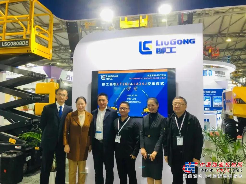 展会现场，LSC0507DEM一经亮相，便吸引了众多客户的关注，客户夸赞道：“小巧迷你，还能升这么高，载重能力也很强，噪音又小，节能环保，真不错！”
