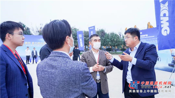 但由于钢材体积与重量较大，在回收过程中往往需要机械设备的助力，在此契机下， 抓料机、汽车拆解机等专业化设备应需而生，逐渐走进钢铁相关产业。