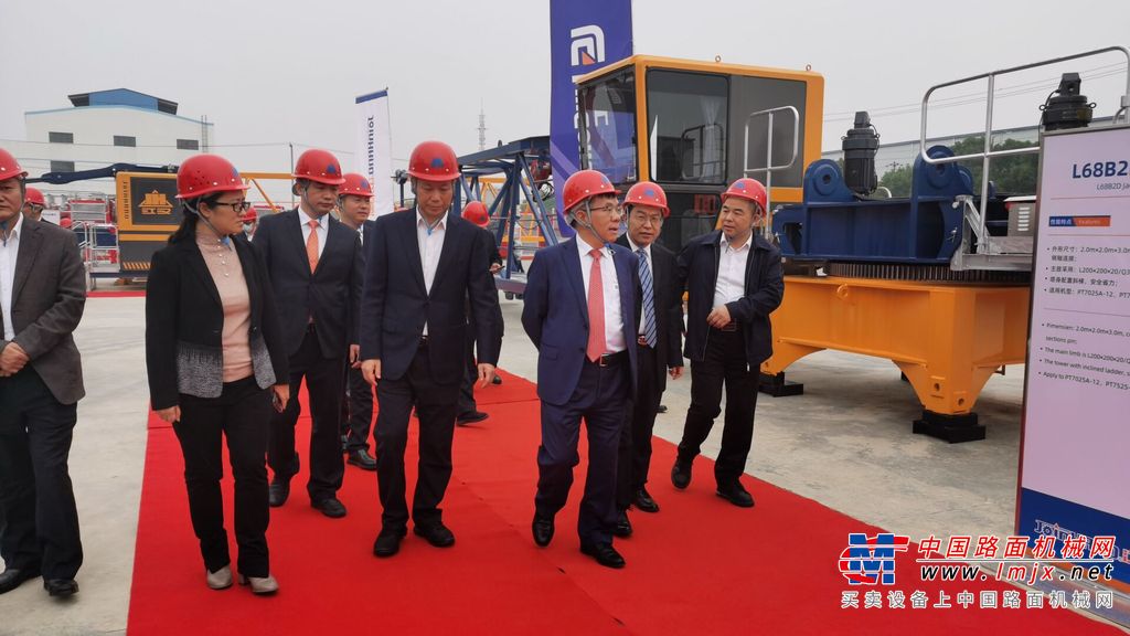 	根据合作协议框架内容，柳工将在荆州区投资建设机械产业基地项目及零部件配套产业园项目，积极推进荆州建设成柳工机械华中产业基地，未来引进其它“工程机械”项目在荆州落地。吴锦表示，希望柳工能与荆州持续深化合作，将更多产业布局到荆州。市委、市政府将当好“有呼必应、无事不扰”的金牌“店小二”，为企业发展壮大提供全要素、全天候服务，全力推动项目早日建成投产、落地见效。