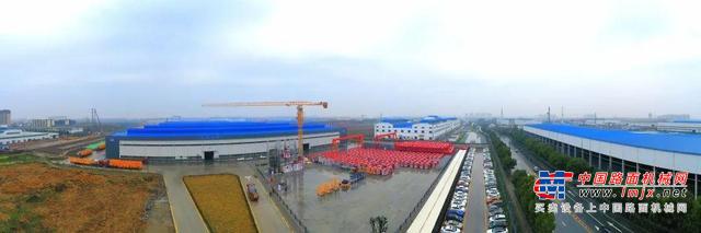 	签约仪式上，湖北省荆州市市委书记吴锦，湖北省荆州市人民政府市长周志红，湖北省荆州市荆州区委书记万玲玲，湖北省荆州区委副书记、区政府代区长张远重，广西壮族自治区国资委副主任唐爱斌，广西壮族自治区工信厅二级巡视员刘强，广西壮族自治区柳州市人民政府二级巡视员覃东林，广西柳工集团有限公司党委书记、董事长郑津，广西柳工集团机械有限公司、广西柳工机械股份有限公司党委书记、董事长曾光安，广西柳工机械股份有限公司总裁黄海波，湖北江汉建筑工程机械有限公司董事长李湘民等领导出席并见证签约。