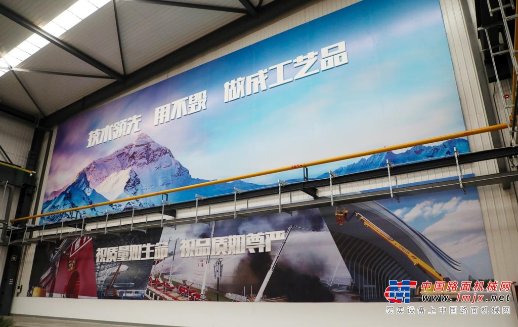 	追溯徐工消防五年发展历程，新基地是绕不开的里程碑事件。作为全国智能化程度最高的消防车和高空作业平台生产基地，徐工消防新基地从2018年6月打下第一根桩，到2018年10月浇筑第一个承重平台，用时一年多的时间，于2019年12月18日正式运营。徐工消防新基地的建成投运不仅是其跨越式发展的一个里程碑，更是其实现做大做强消防救援、高空两大产业的重要战略布局。