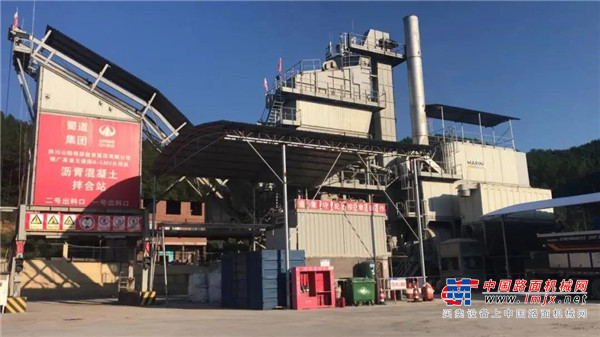 	作为承建方，四川公路桥梁建设集团有限公司（以下简称四川路桥）物资设备部副经理王宁感慨良多：“为修建这条山区高速，建设者没有节假日没有周末，每天24小时赶工。玛连尼设备在项目中全程稳定的出料，保障了沥青料的品质和项目施工进度，给了我们极大的支持。”