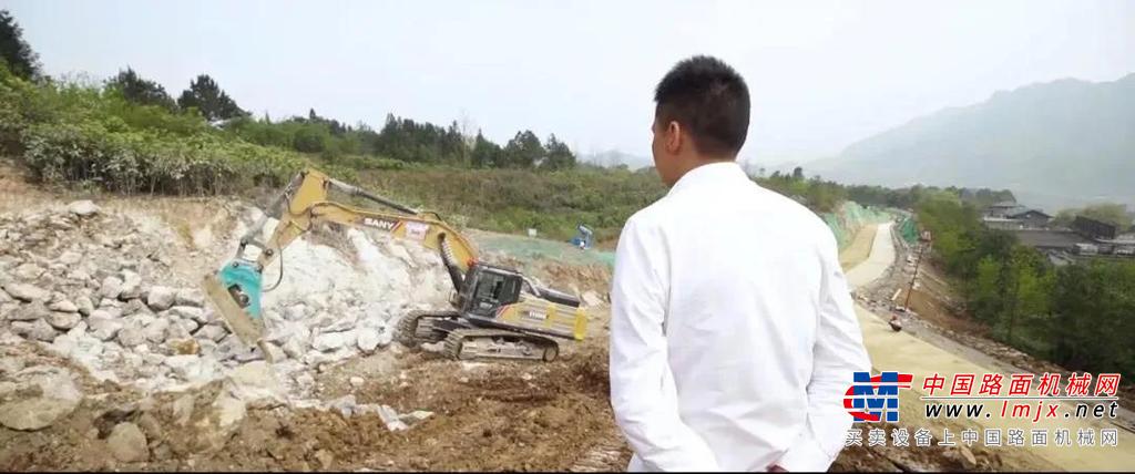 	彭总19岁时，给父亲代班，在家附近的一个硫铁矿场工作。天有不测风云，矿场失火。这场火灾，给年少的彭总留下了不可磨灭的伤害。他住院好几个月，在家休养了两年。