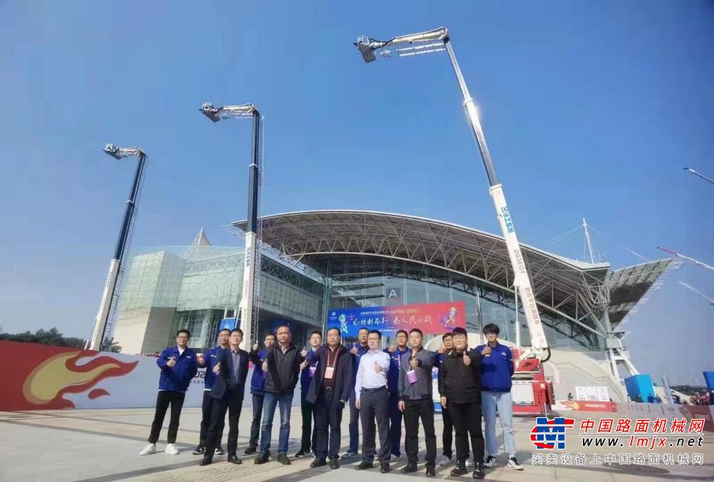 为确保车辆切实满足大赛组委会的技术要求，徐工搭建模拟场景，抽调骨干力量配合大赛技术人员进行测试实验，确保万无一失。
