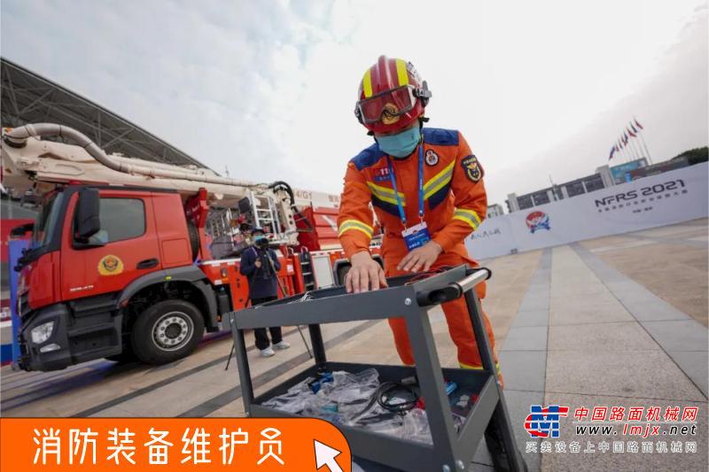 作为国家级一类职业技能大赛，本次全国瞩目的大赛项目多、规模大、水平高，又被誉为蓝朋友们的“奥林匹克”盛会。来自全国31个省份、326名参赛队员斗志昂扬，酣畅激战，参与灭火战斗员、应急救援员、搜救犬训导员、消防装备维护员、消防设施操作员、消防通信员等6个项目的角逐，向着金头盔发起冲击。